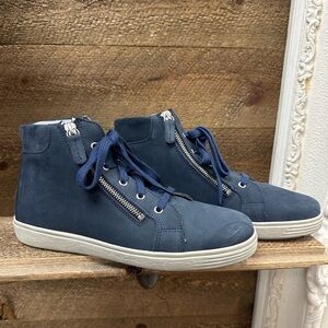 Cosyfeet Navy Leather High-Top Sneakers
Size: US 9 / EU 40 / UK 7
Never Worn